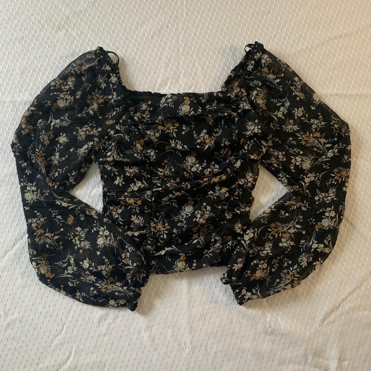 Flowy floral blouse with ruched body and puffy... - Depop