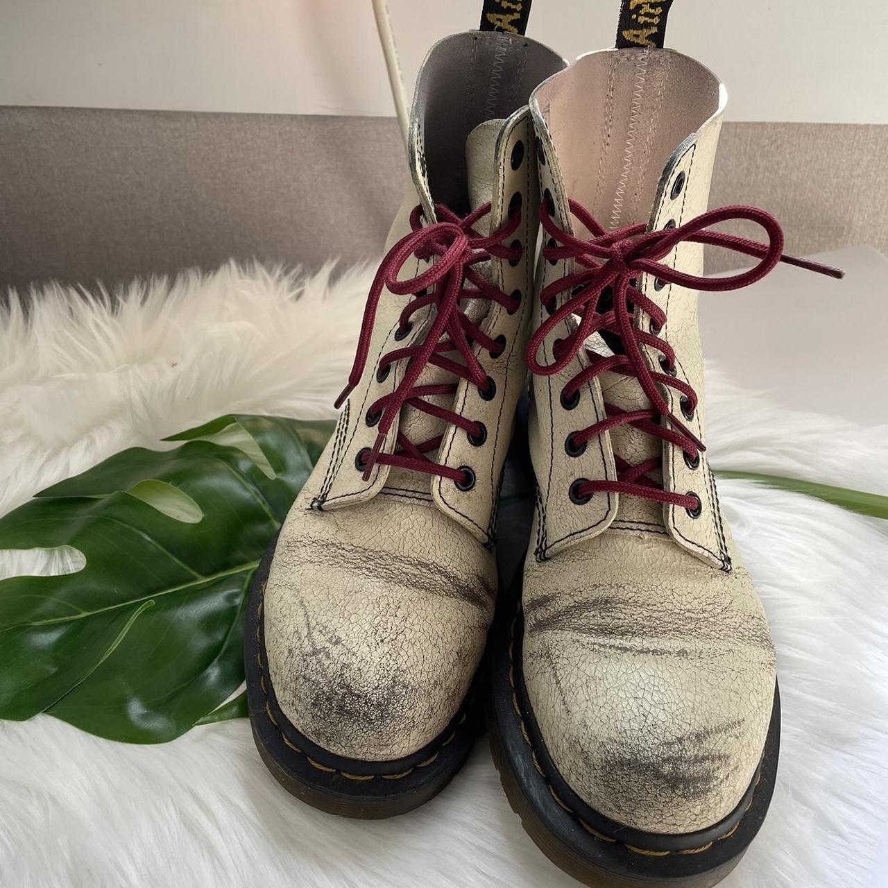 Dr martens 2025 cream boots