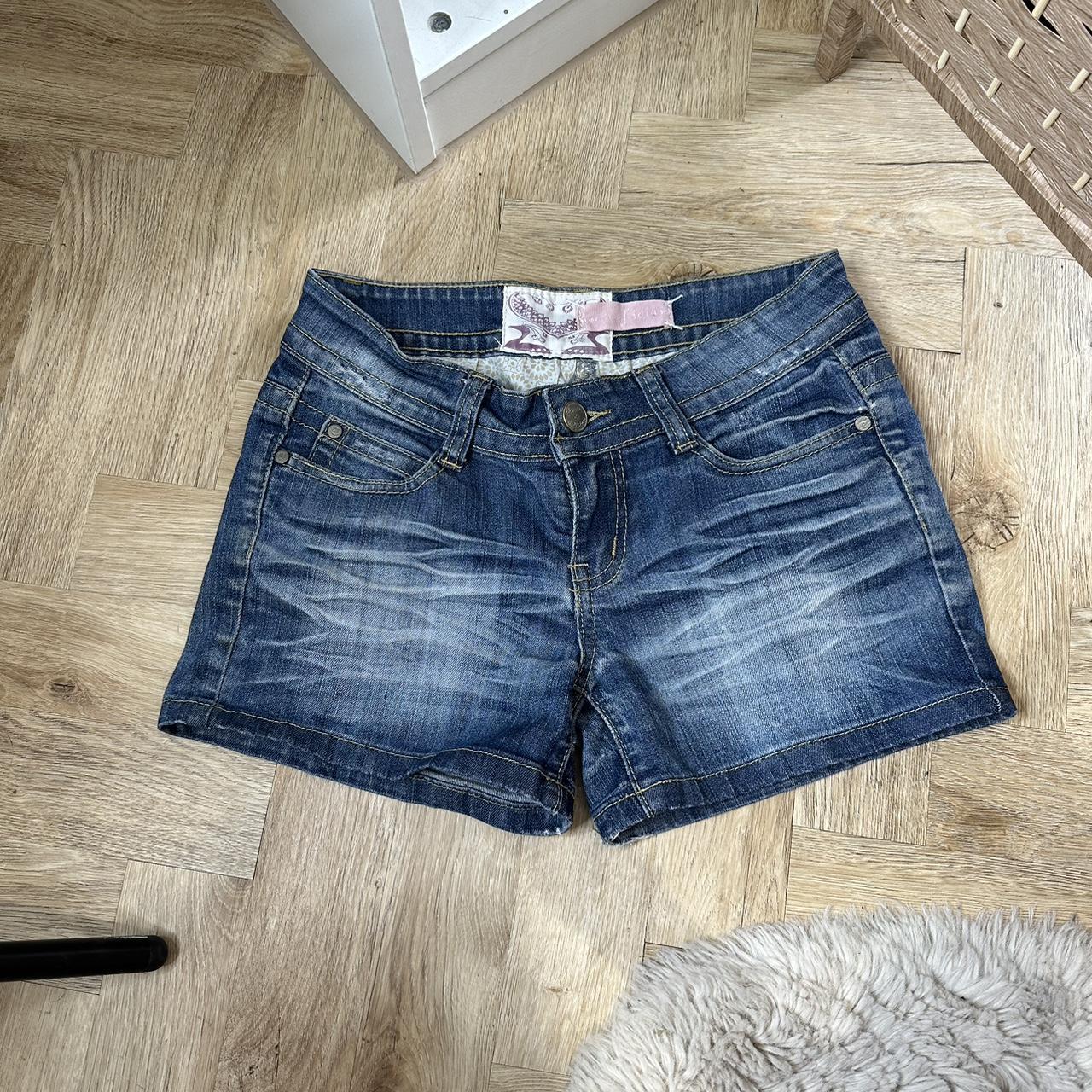 VINTAGE 🌸 vintage low rise denim shorts. Size 10... - Depop