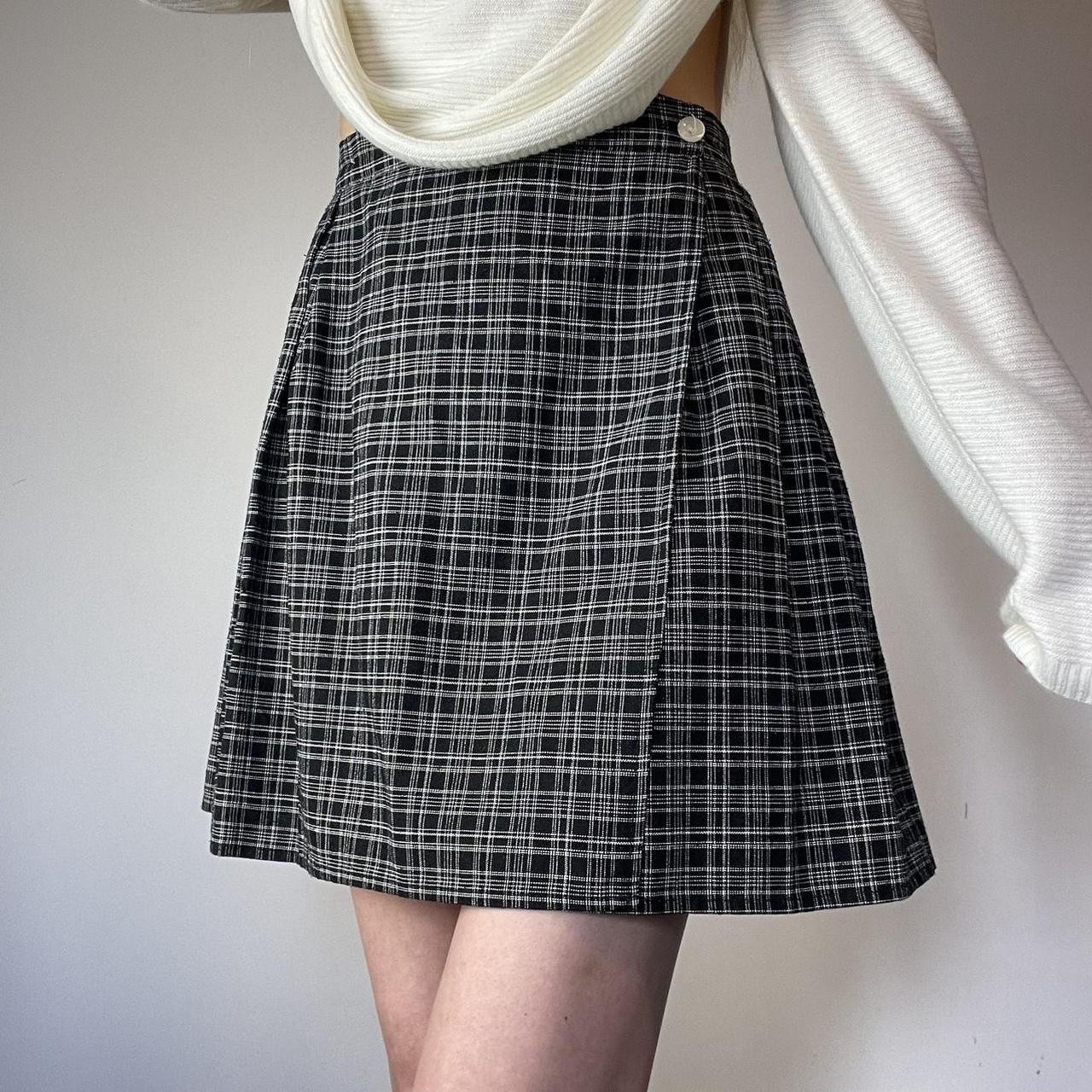 Black and white plaid pleated mini skirt. 90s y2k