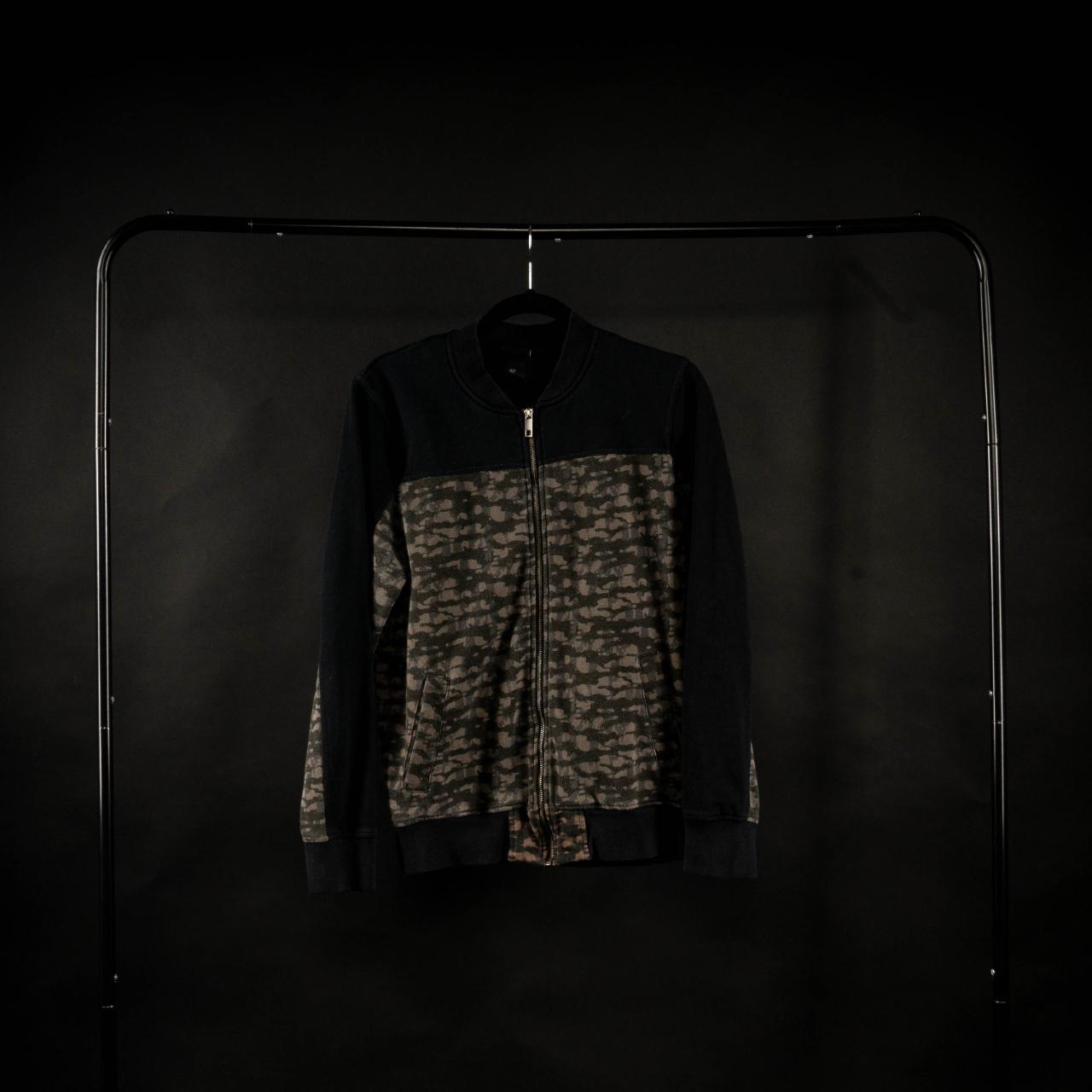 H&m camo outlet sweater