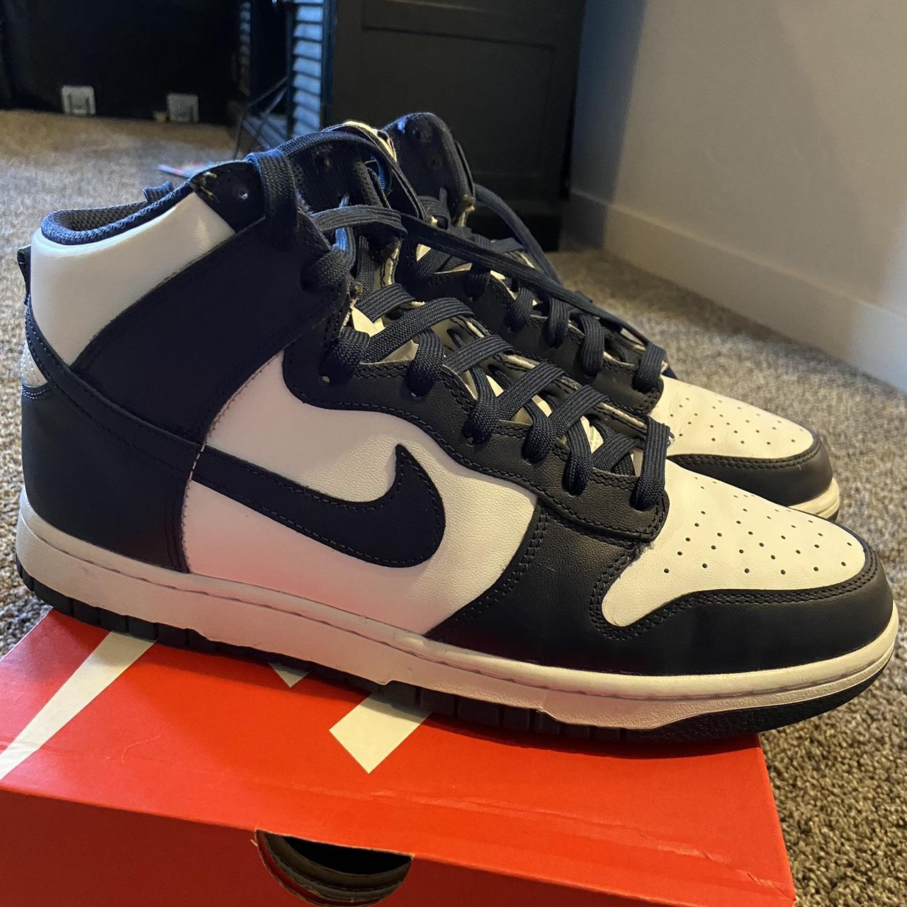 Nike Men's Navy and White Trainers | Depop