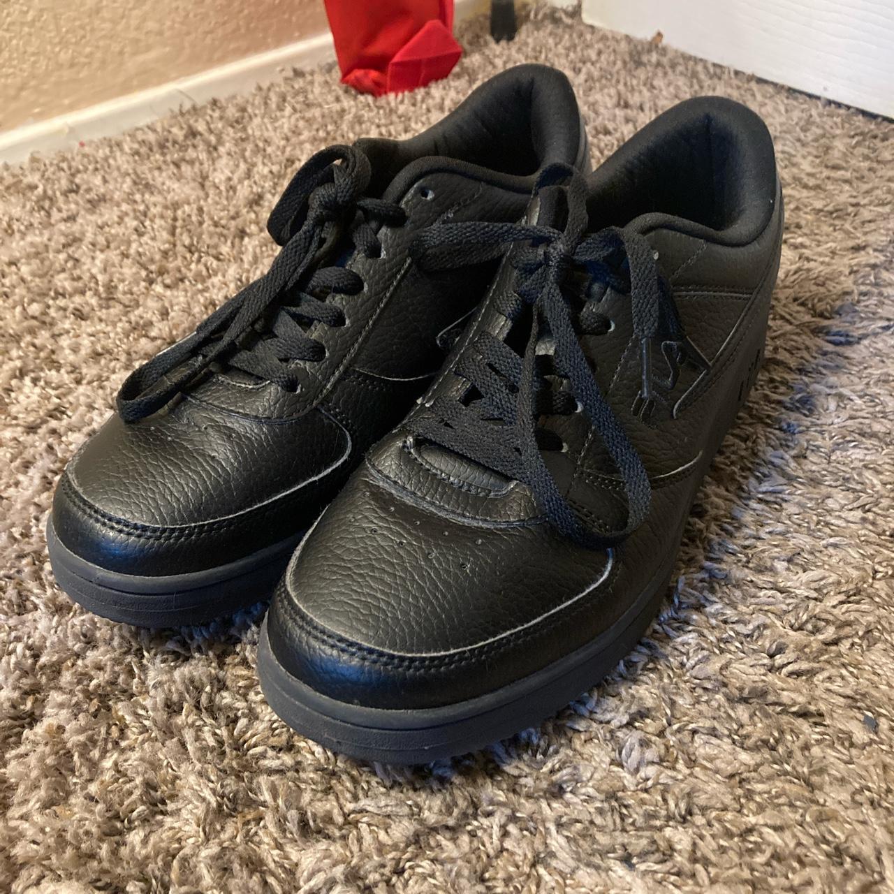 Fila plain deals black shoes