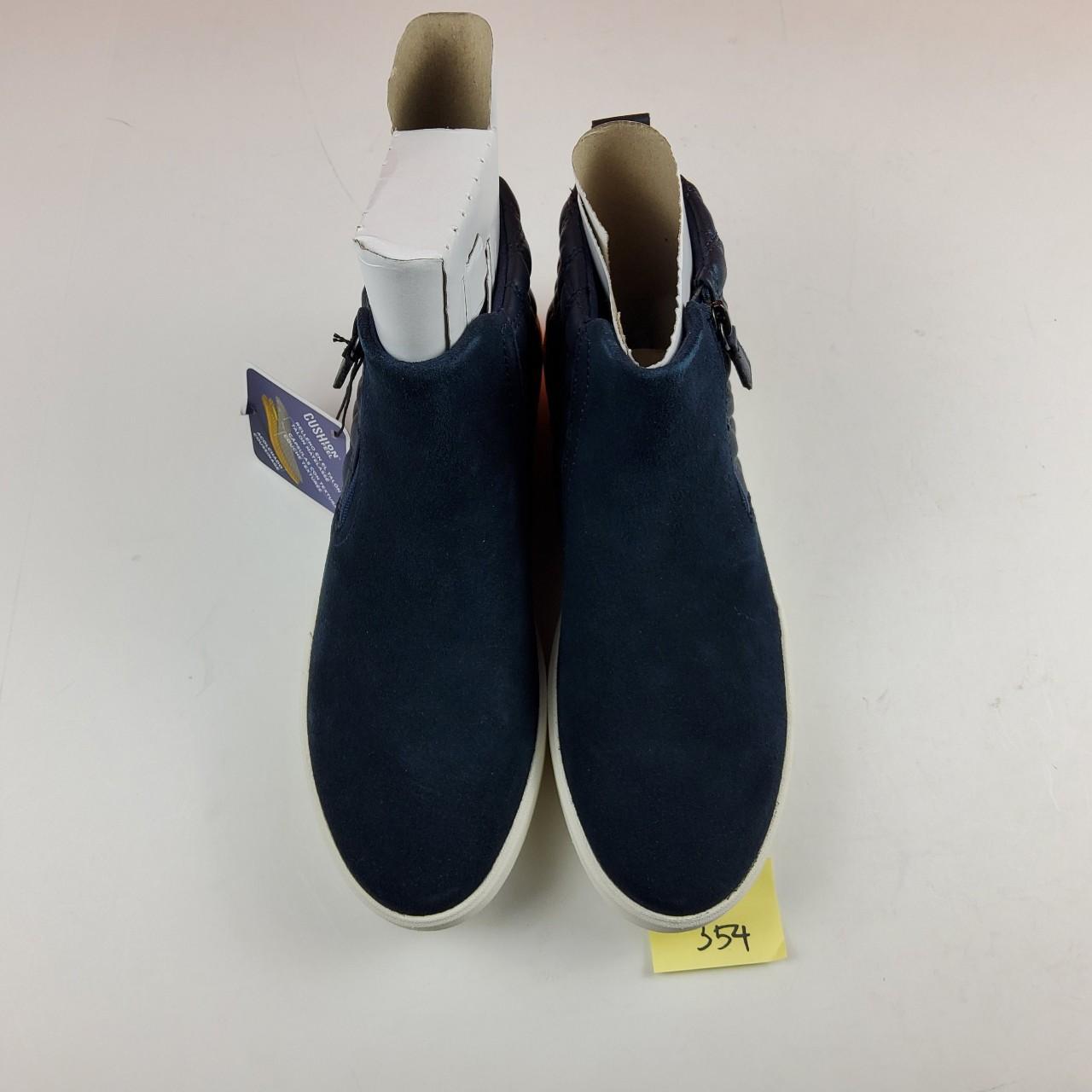 Clarks navy hotsell ankle boots