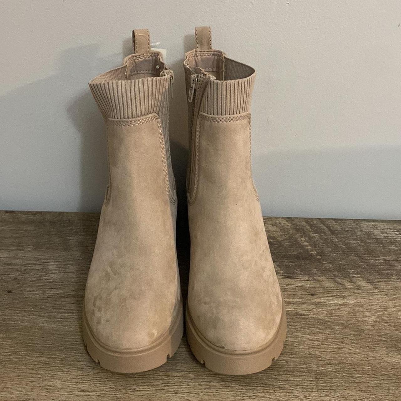 No Boundaries women’s tan knit Chelsea ankle