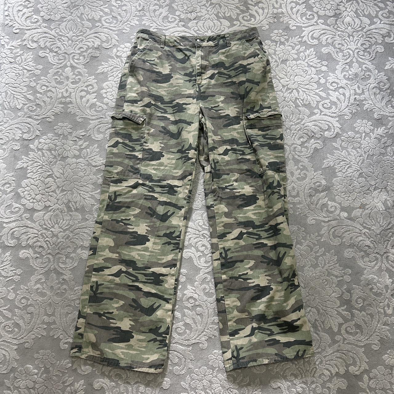 super cute camo cargo pants 💚 Depop