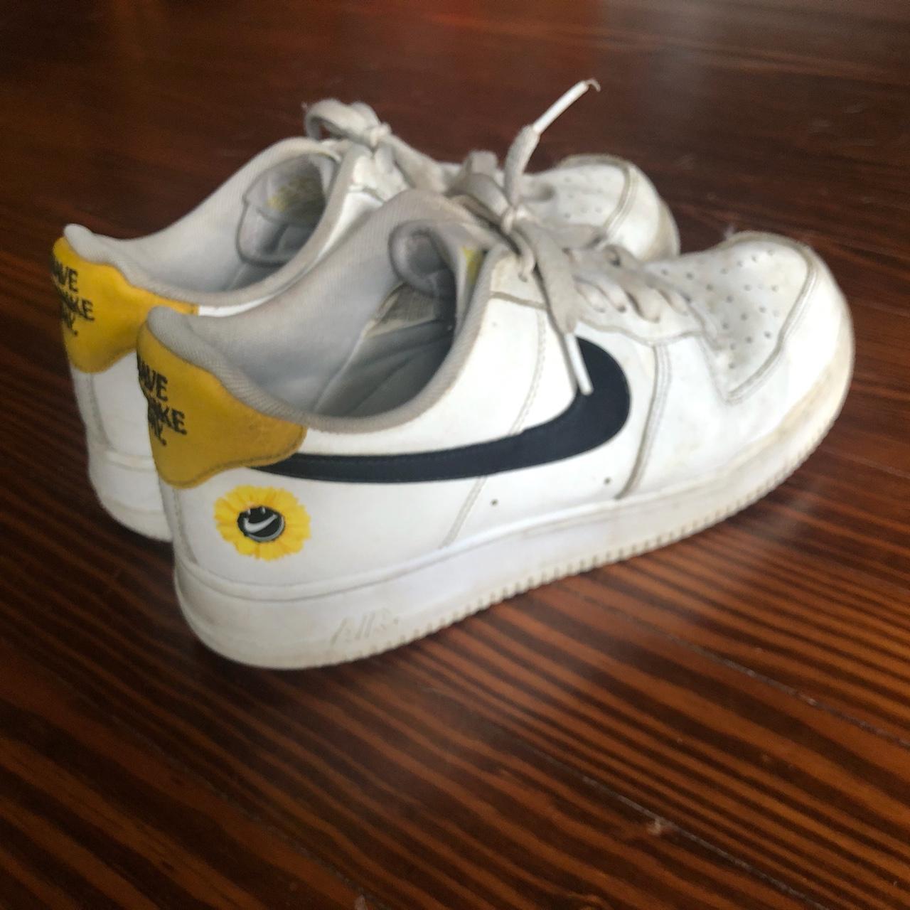 White nike sunflower store sandals