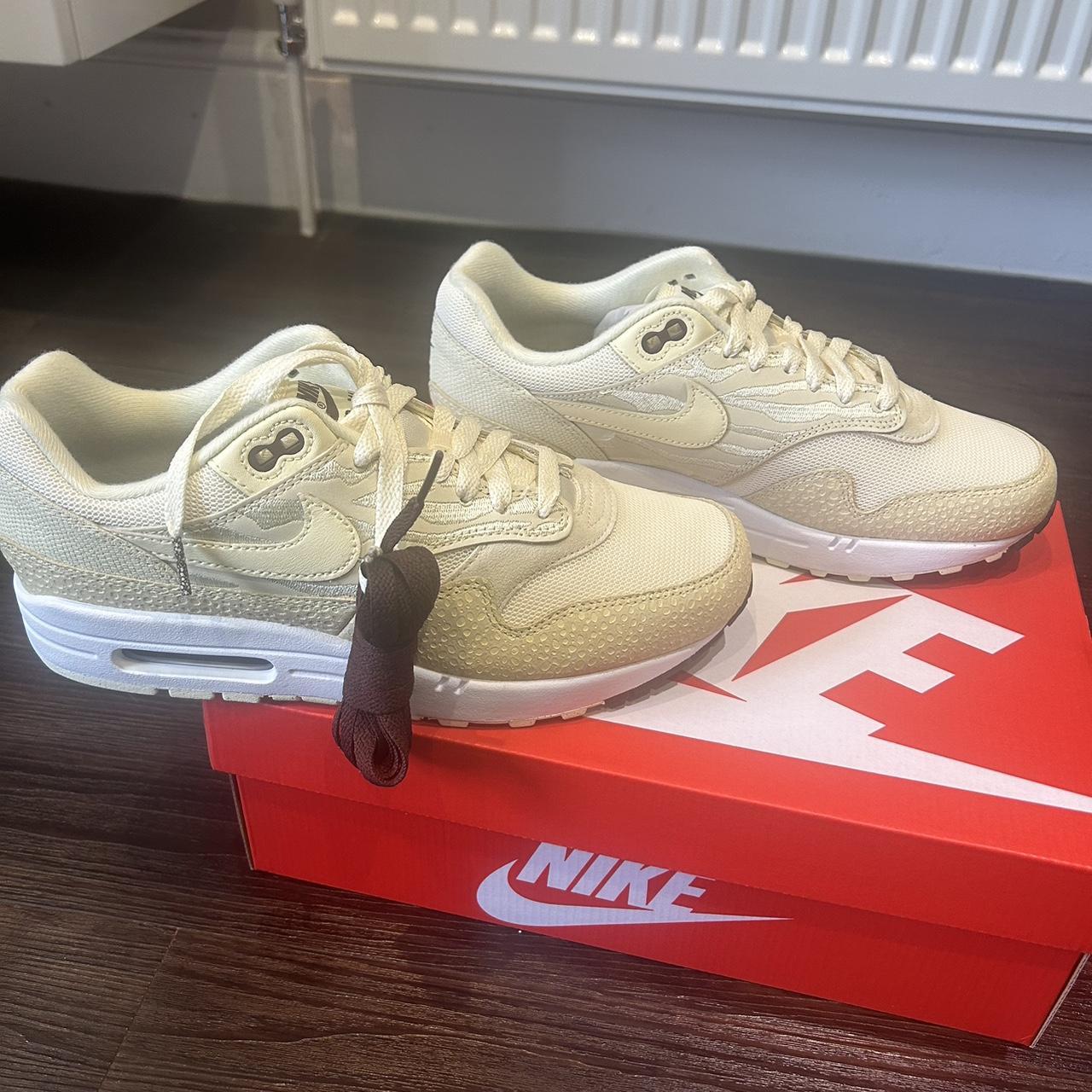 Nike Women's Cream Trainers | Depop