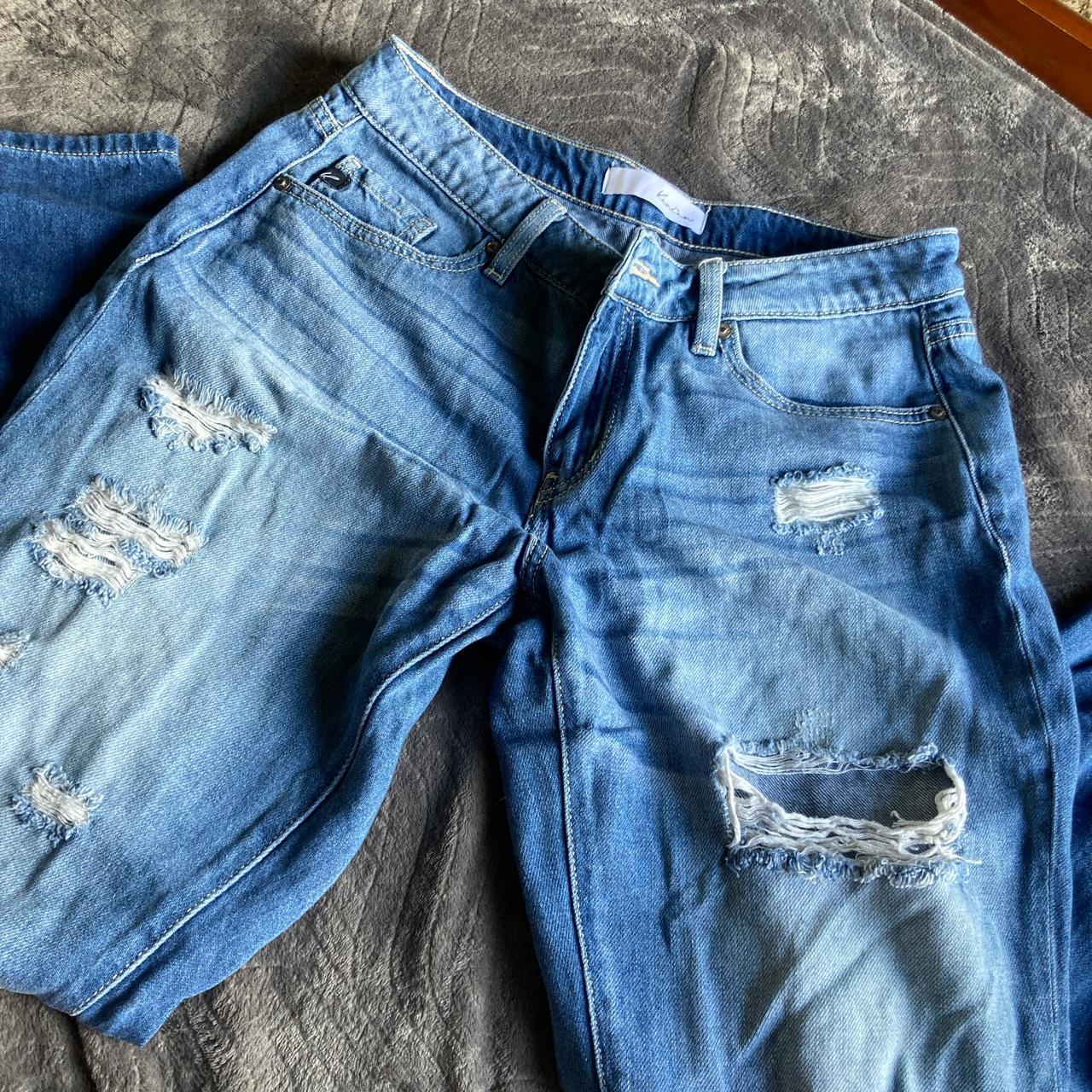 ripped slight baggy jeans. size 7 27”. low waisted. Depop