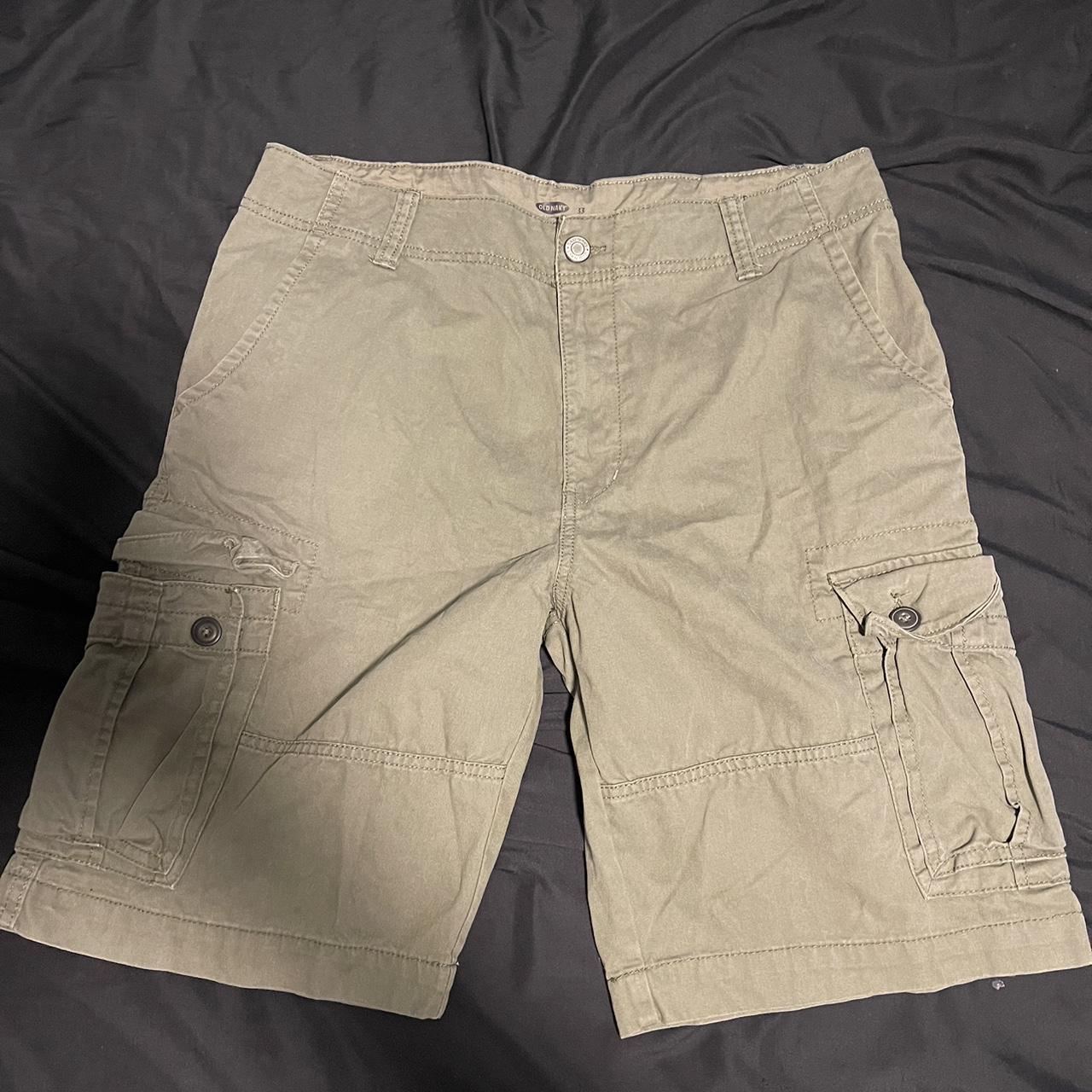 Old navy green cargo shorts Size 33 - Depop