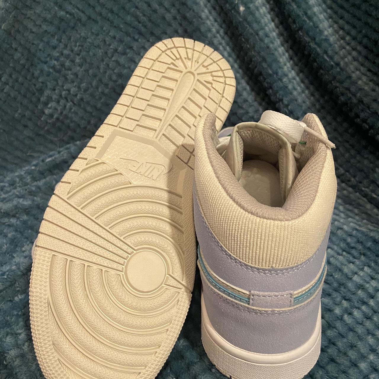 Nike Women's Blue and Cream Trainers | Depop