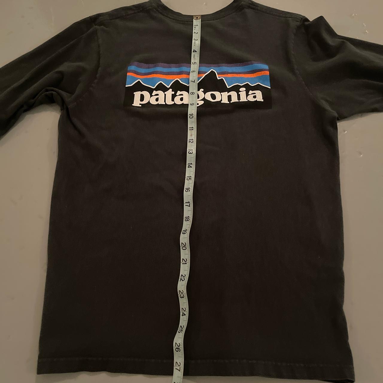 Patagonia Men's Black and Purple T-shirt (5)