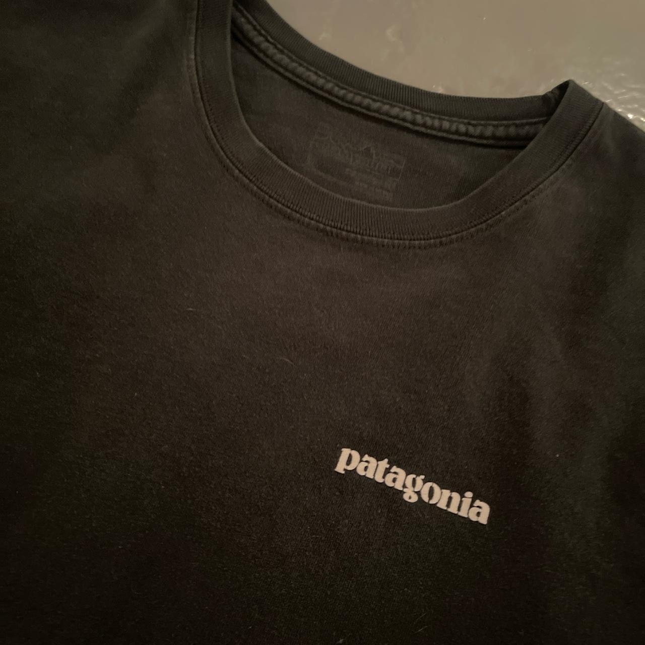 Patagonia Men's Black and Purple T-shirt (6)