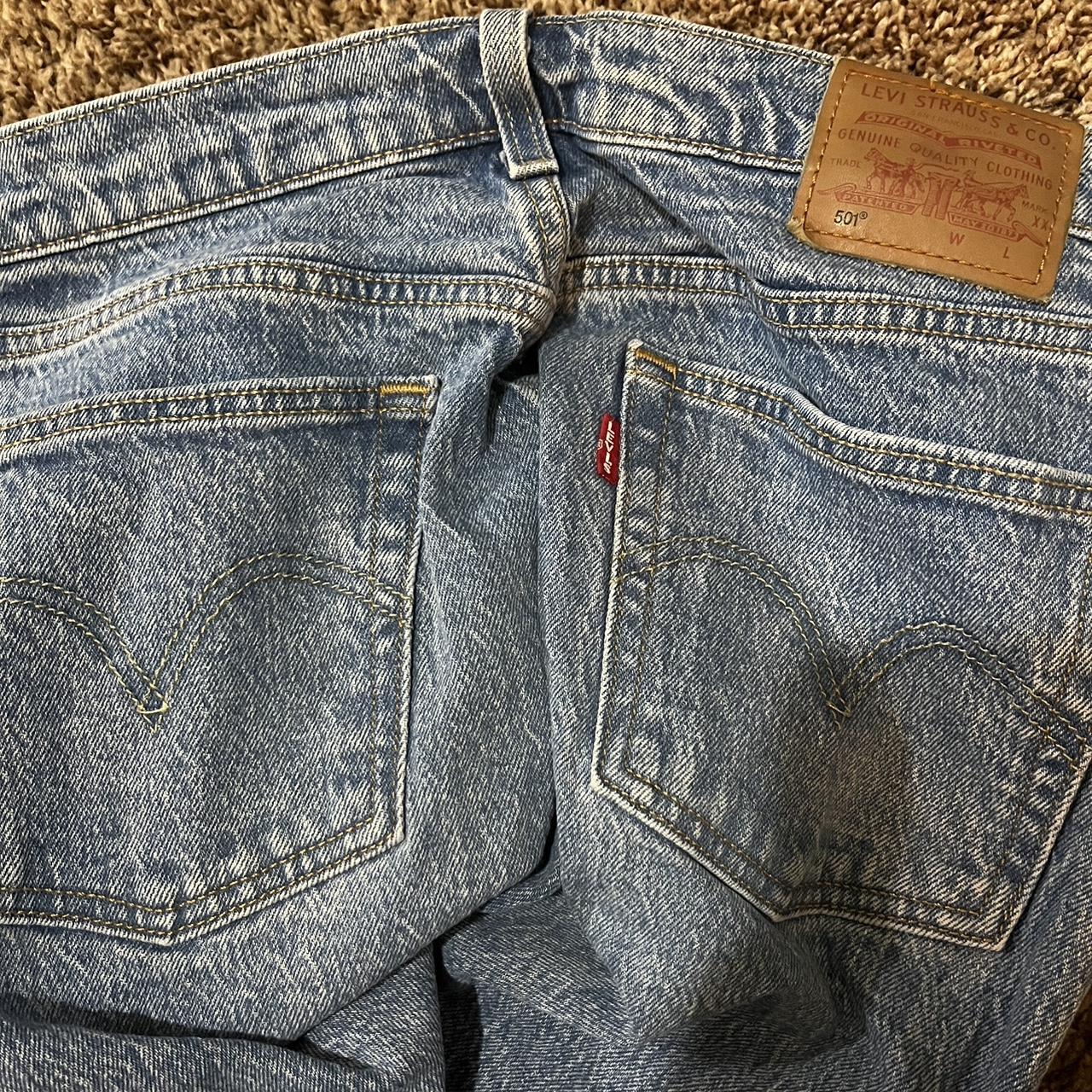 Levi’s 501 original fit women’s jeans light wash.