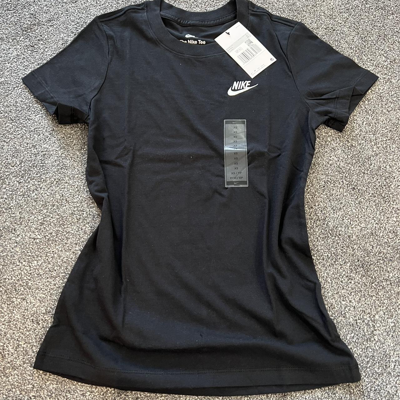 Nike Women's Black Tshirt Depop