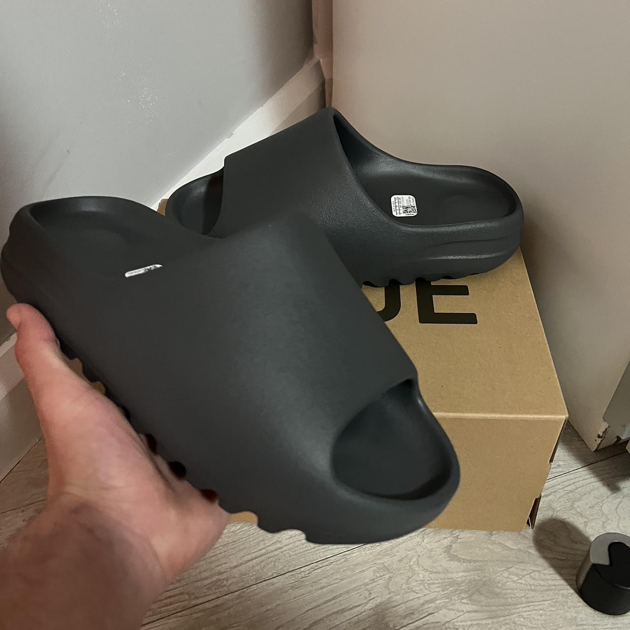 Yeezy slide SLATE GREY US size (women’s 8)