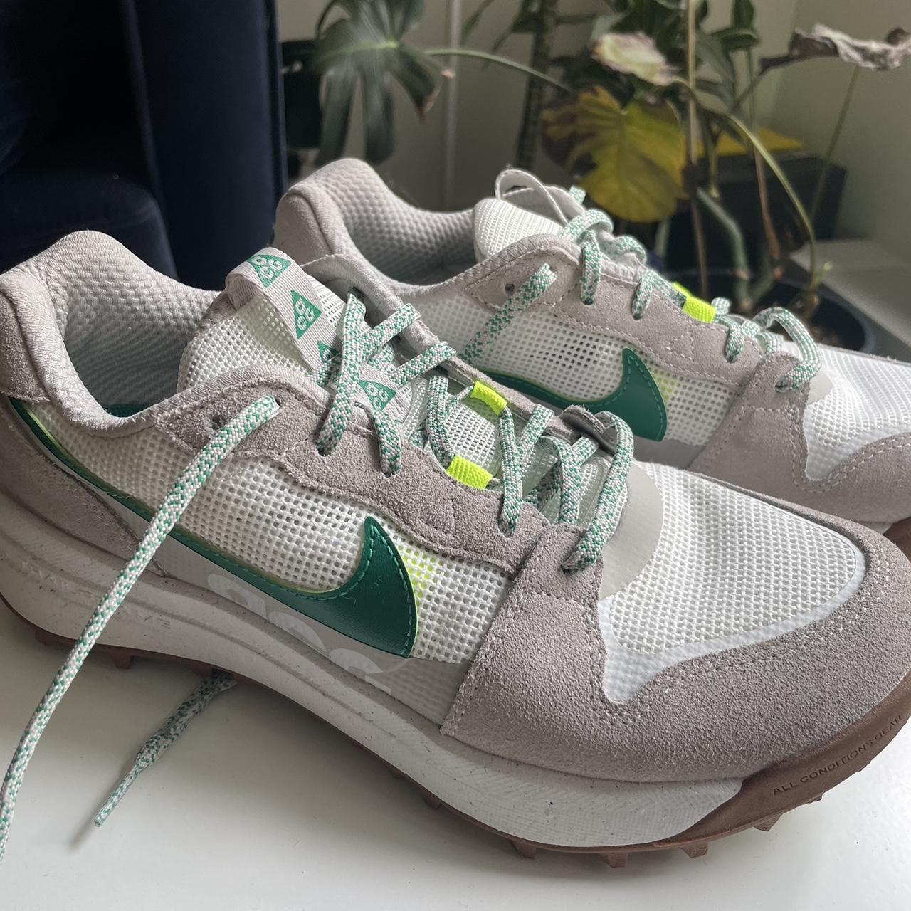 Nike ACG Women's Green and White Trainers | Depop