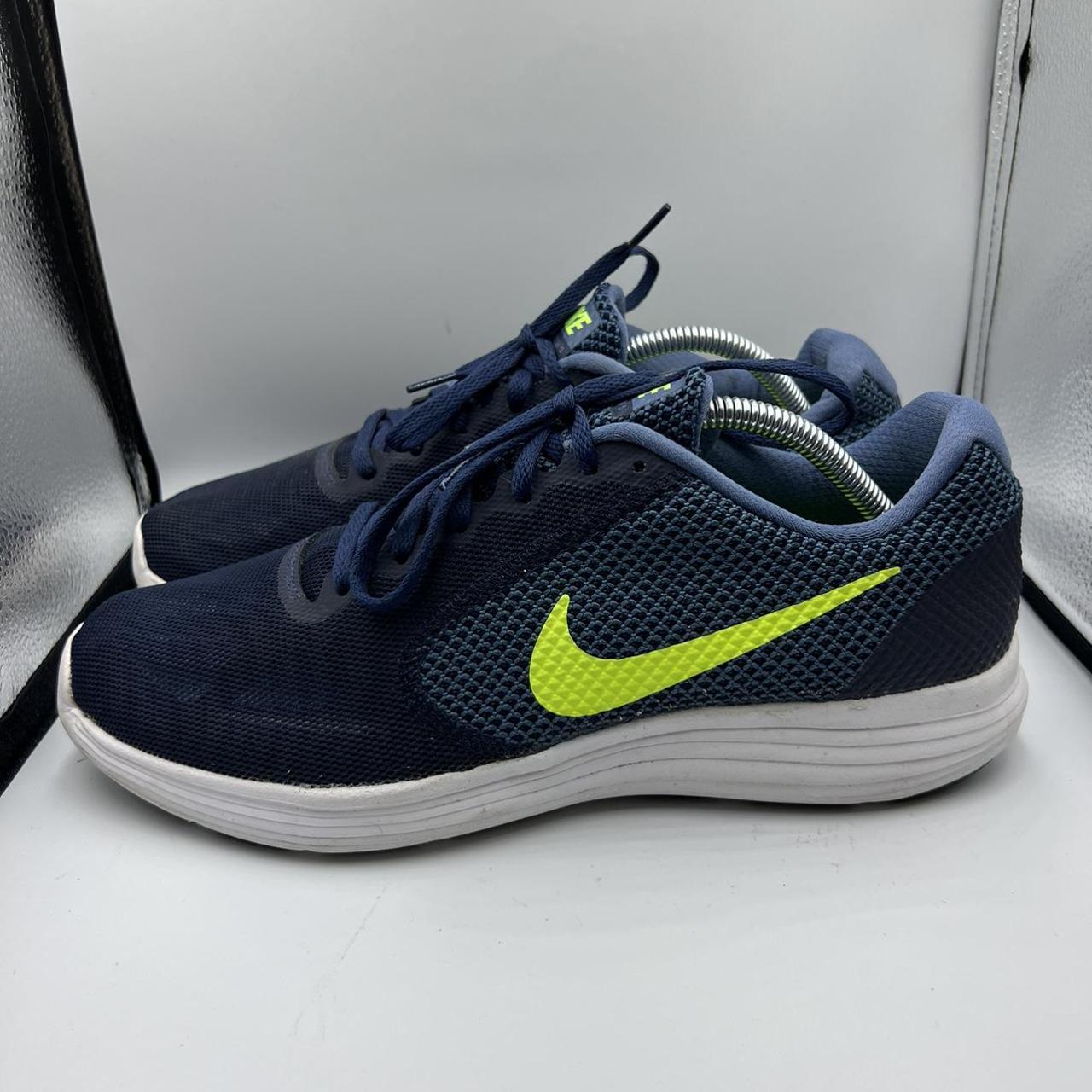 Green and blue nike revolution clearance 3