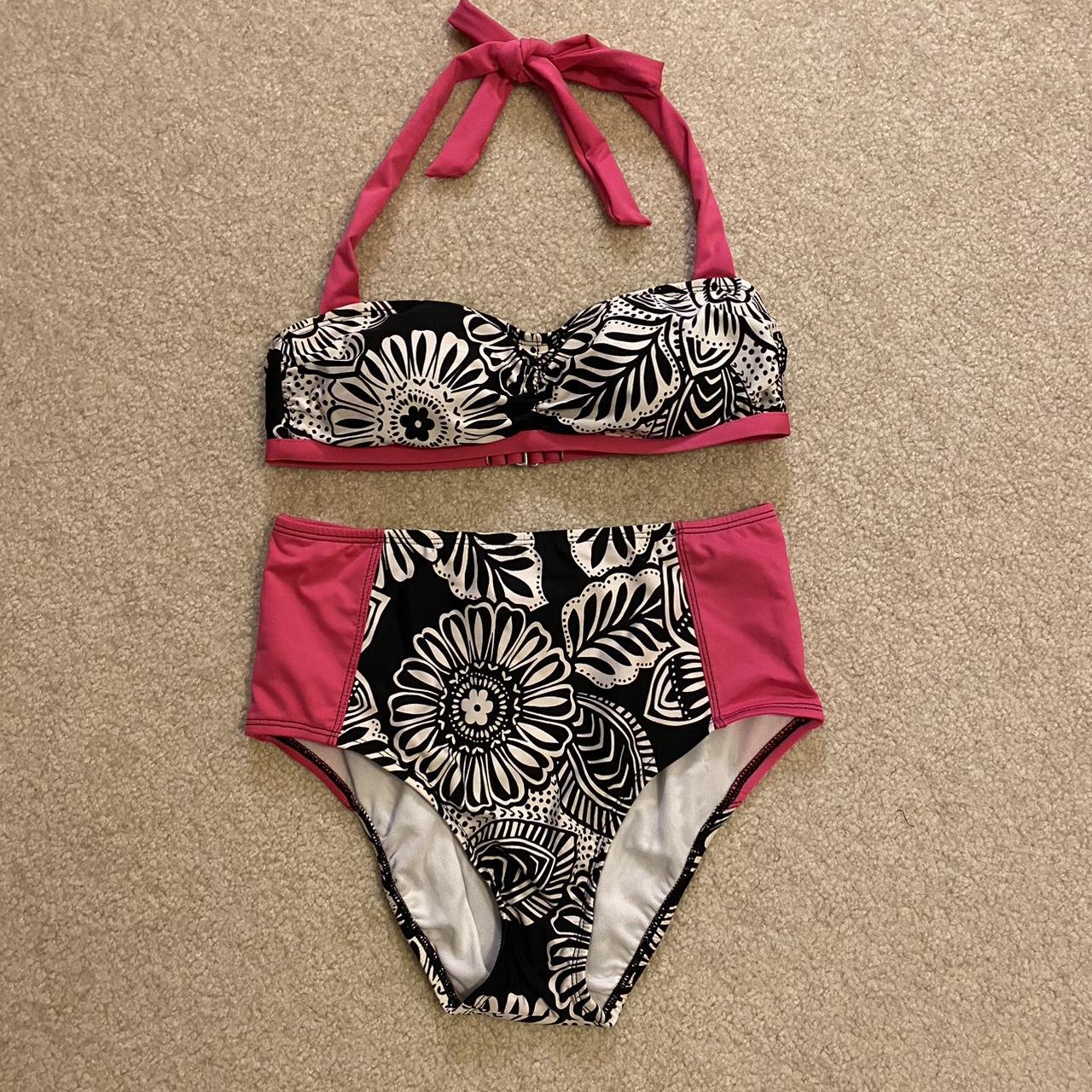 This 2-piece swim set bikini top and bottom is so... - Depop