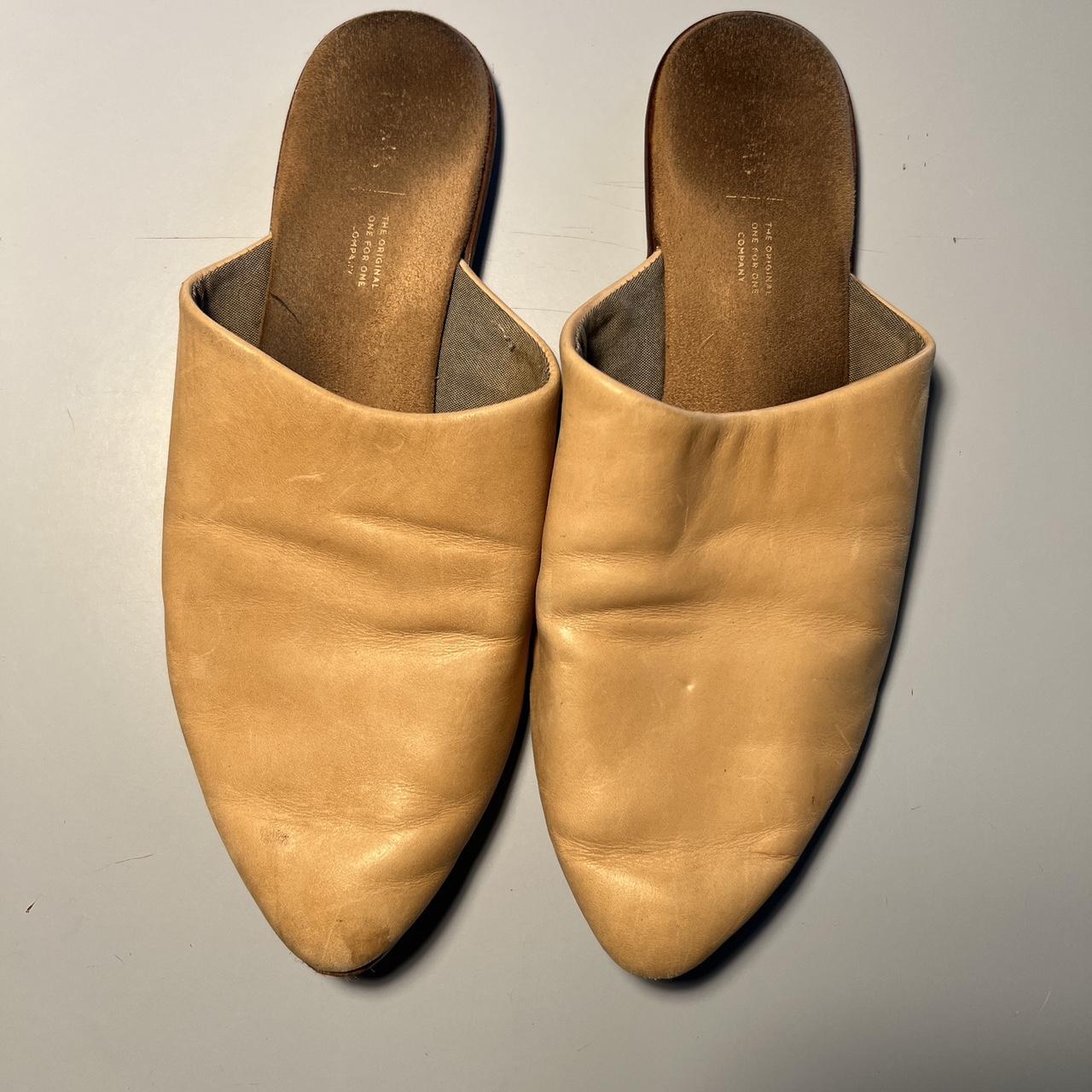 Toms leather slides. Leather worn in to perfection.... Depop