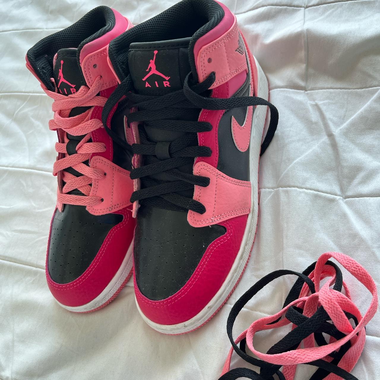 Nike Women's Pink and Black Trainers | Depop