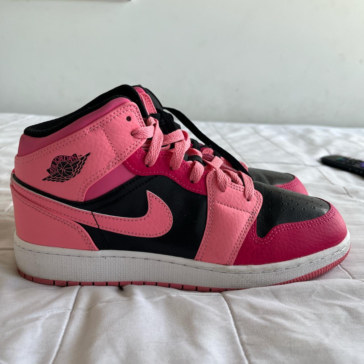 Nike Women's Pink and Black Trainers | Depop