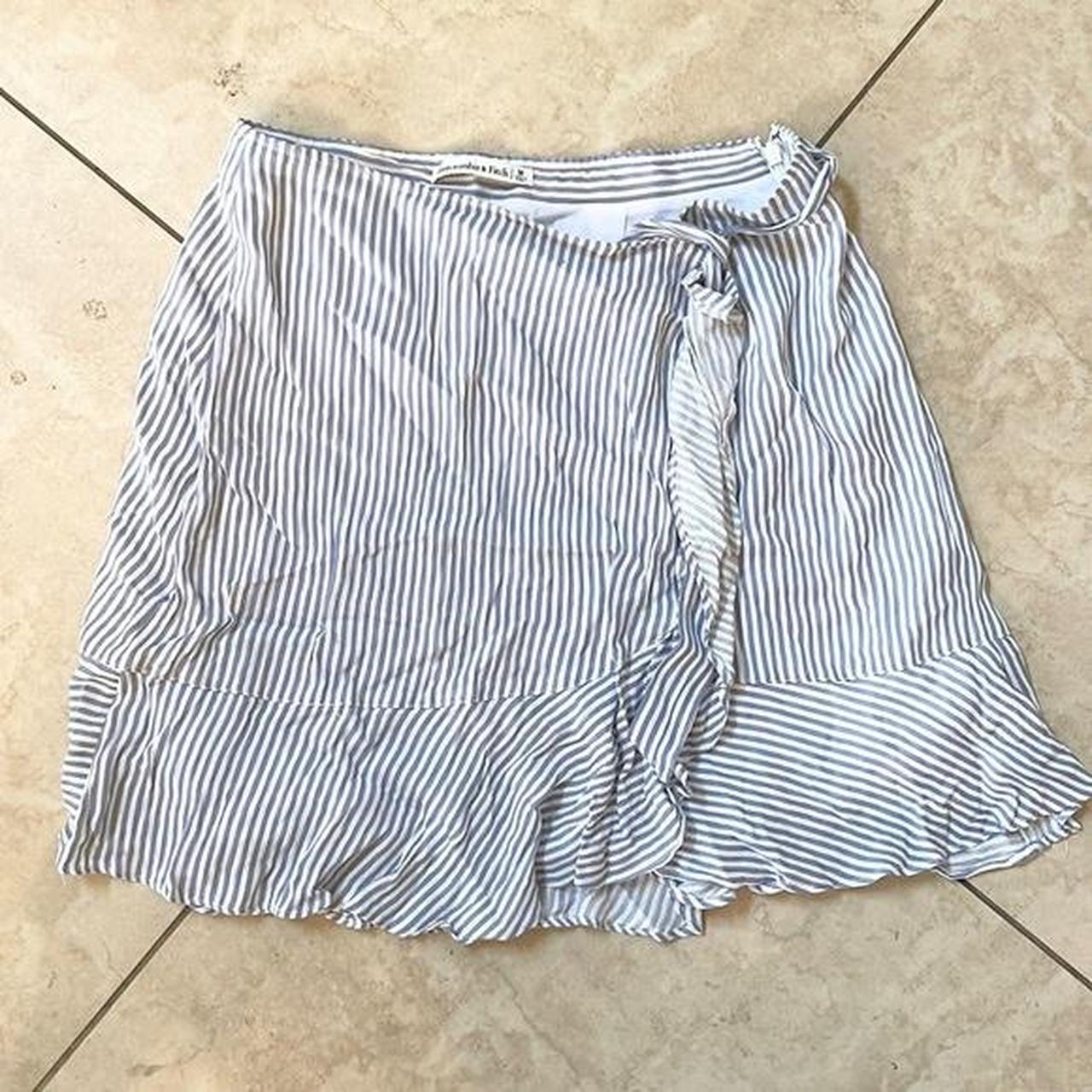 Abercrombie & Fitch Women's White and Navy Skirt | Depop