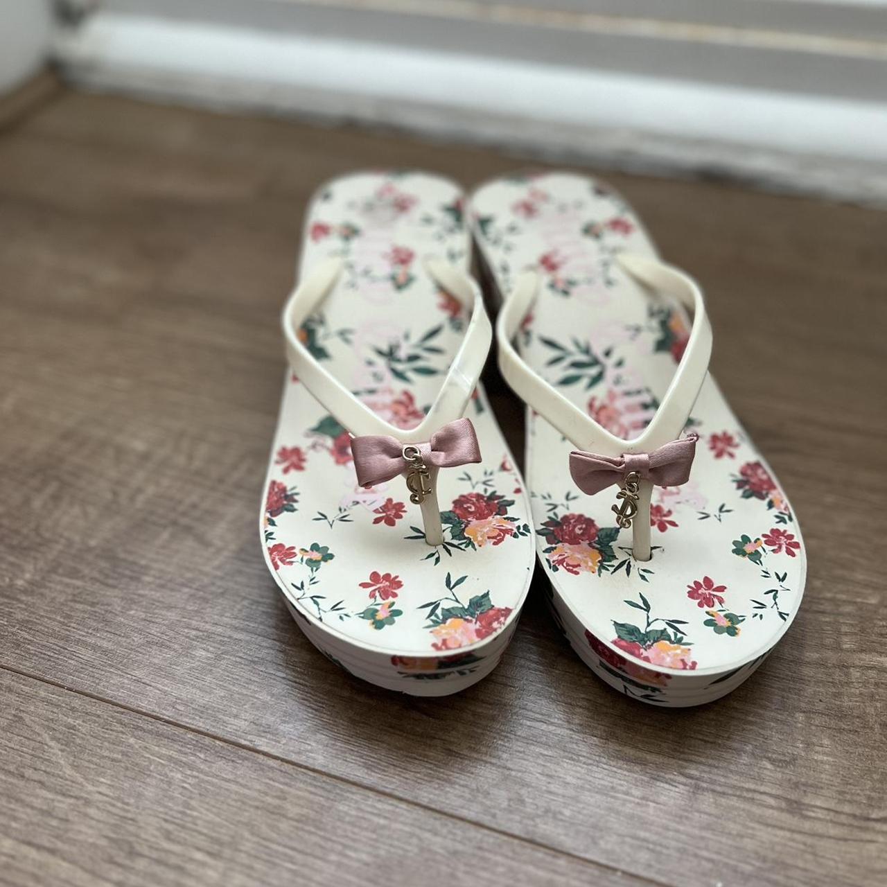 Juicy Couture Women's Cream and Pink Sandals | Depop