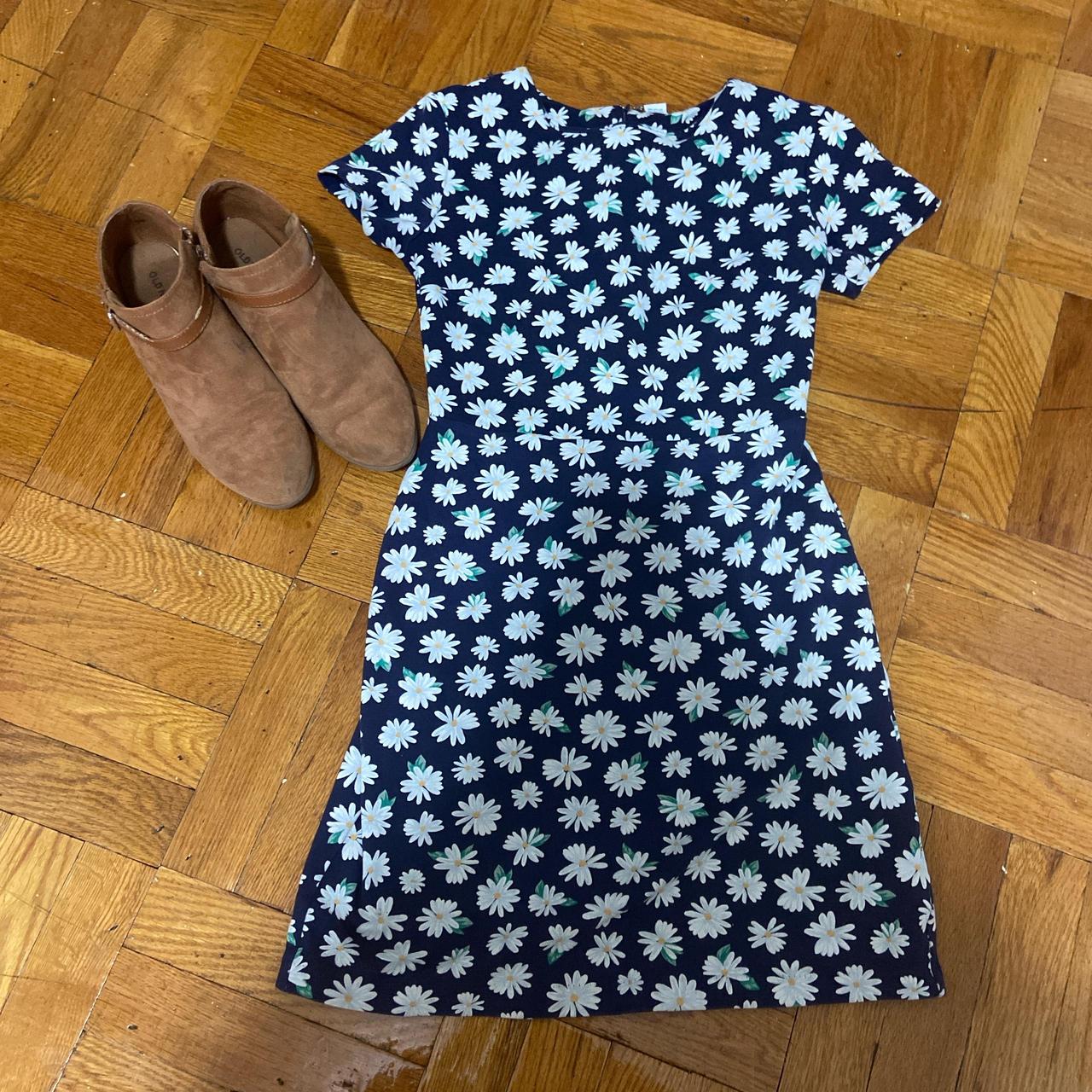 Old Navy mini navy blue daisy dress. In excellent. Depop