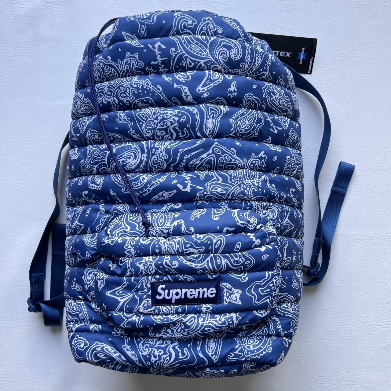 Outlet Blue paisley supreme puffer backpack