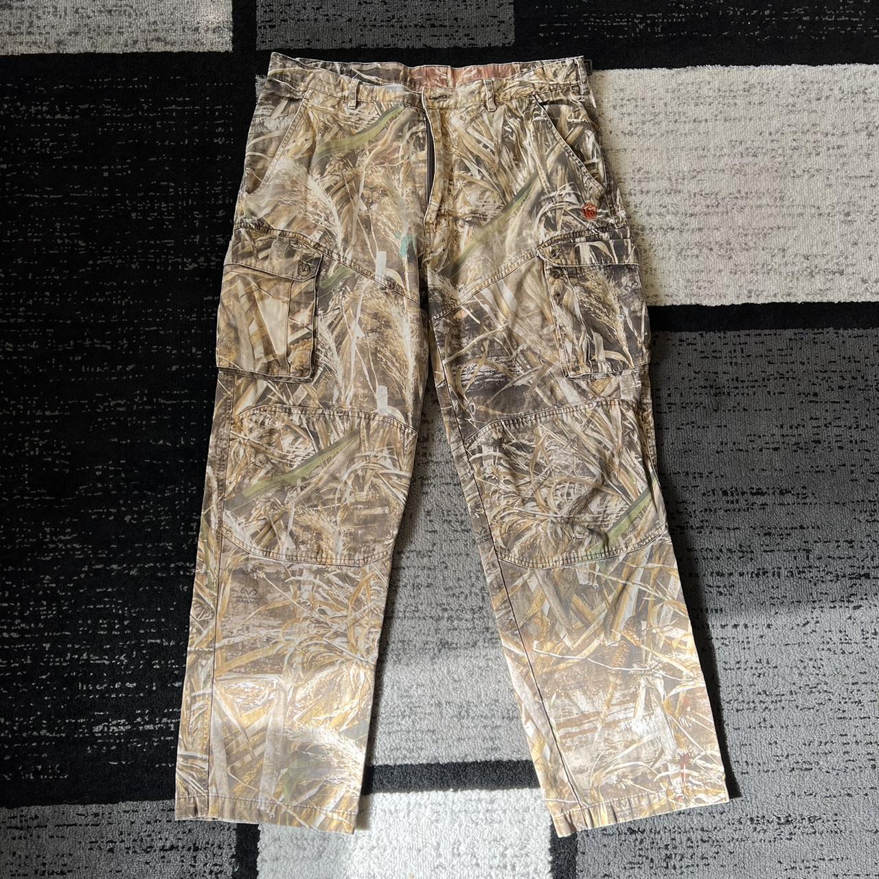 Realtree camo cargos all flaws on the pants shown... - Depop