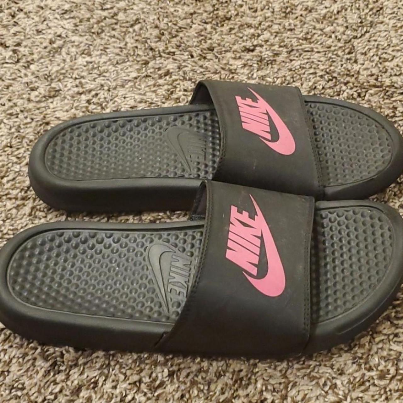 Nike pink 2024 benassi slides