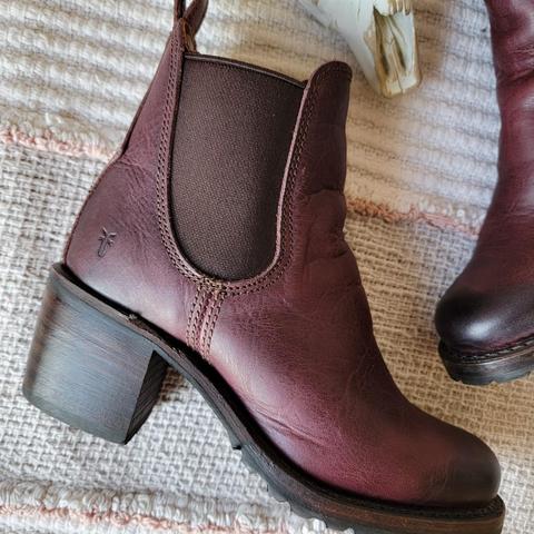 Frye sabrina 2024 chelsea boot