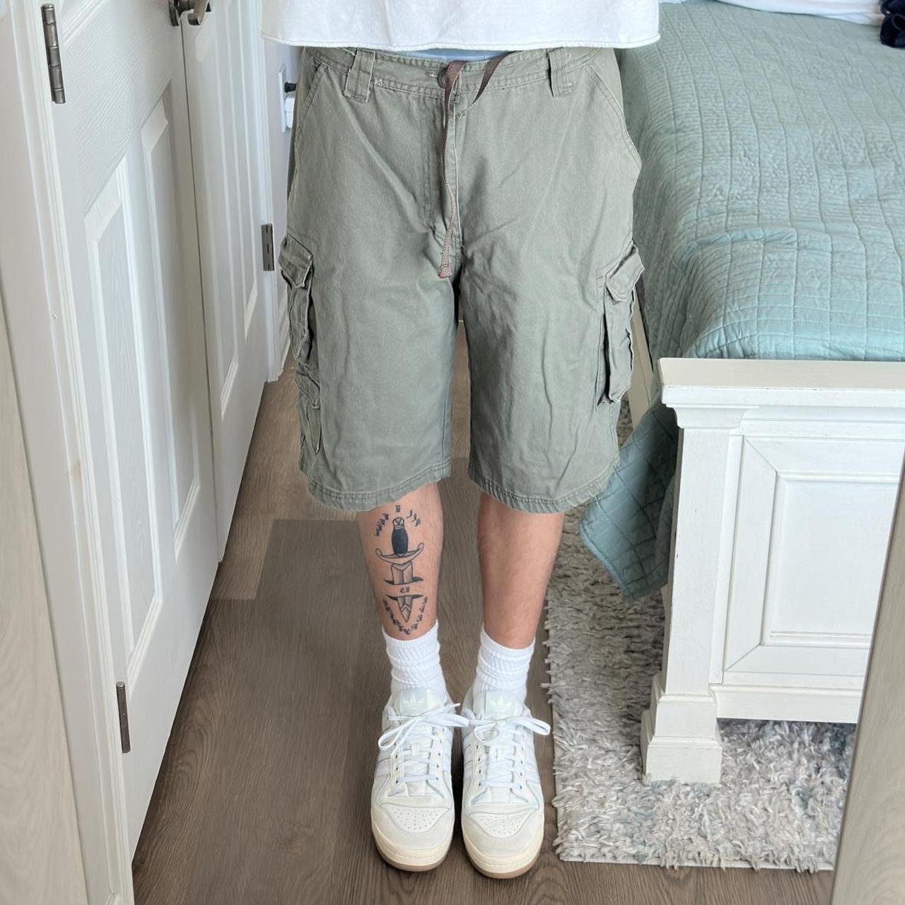 y2k rugged wear cargo shorts • fits a 34, 6ft for... - Depop