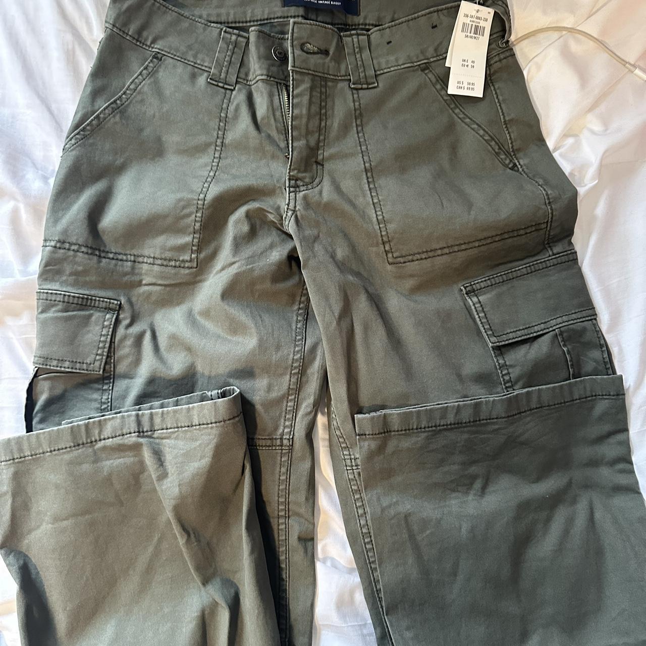 Hollister low rise cargo pants size 4 #hollister - Depop