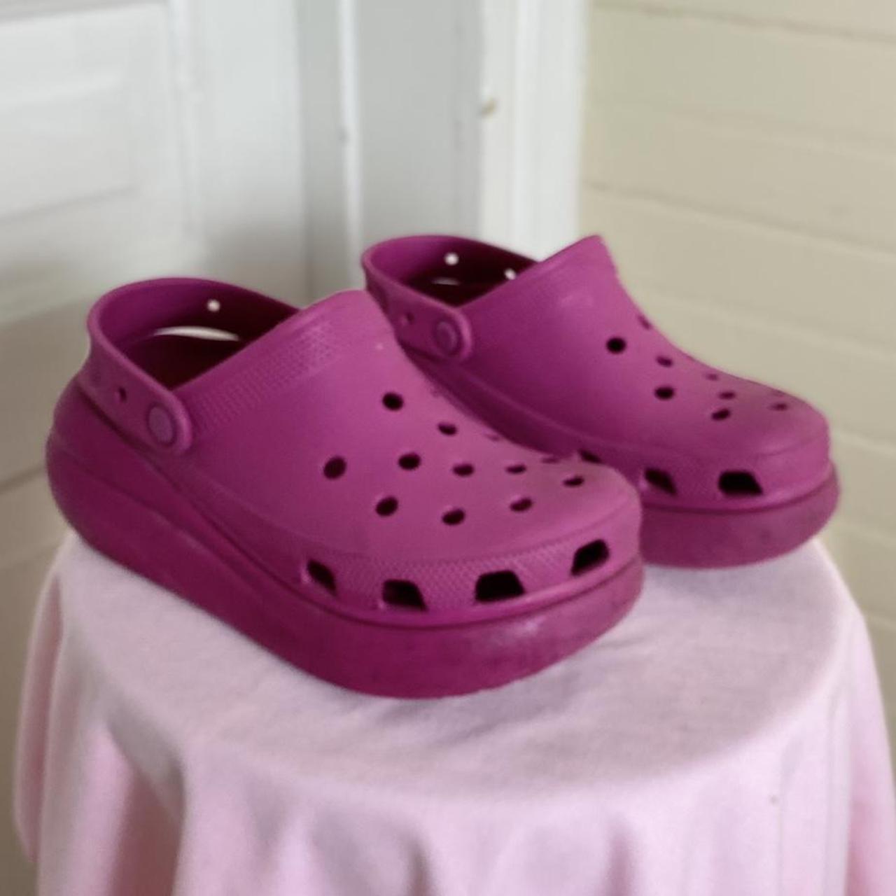 posty co crocs black and pink