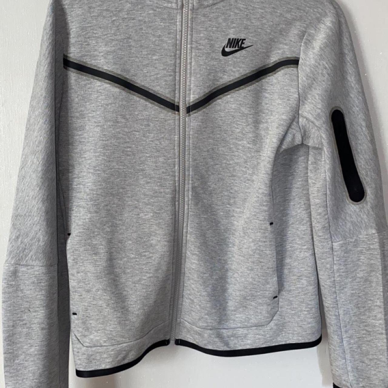 does nike tech fleece run small