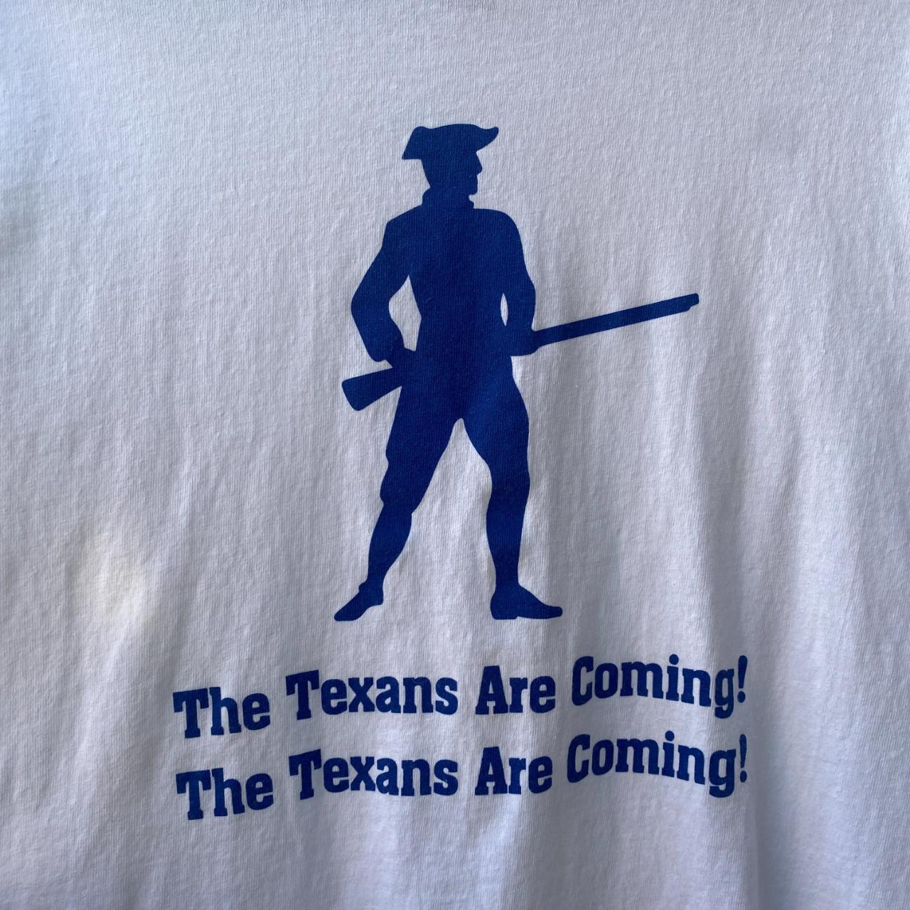 THE TEXANS ARE COMING! WHITE T SHIRT HEAVY COTTON GILDAN SIZE SMALL UNISEX