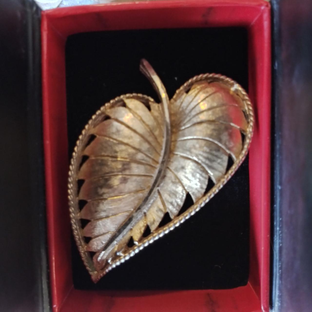 Bsk gold hot sale leaf brooch