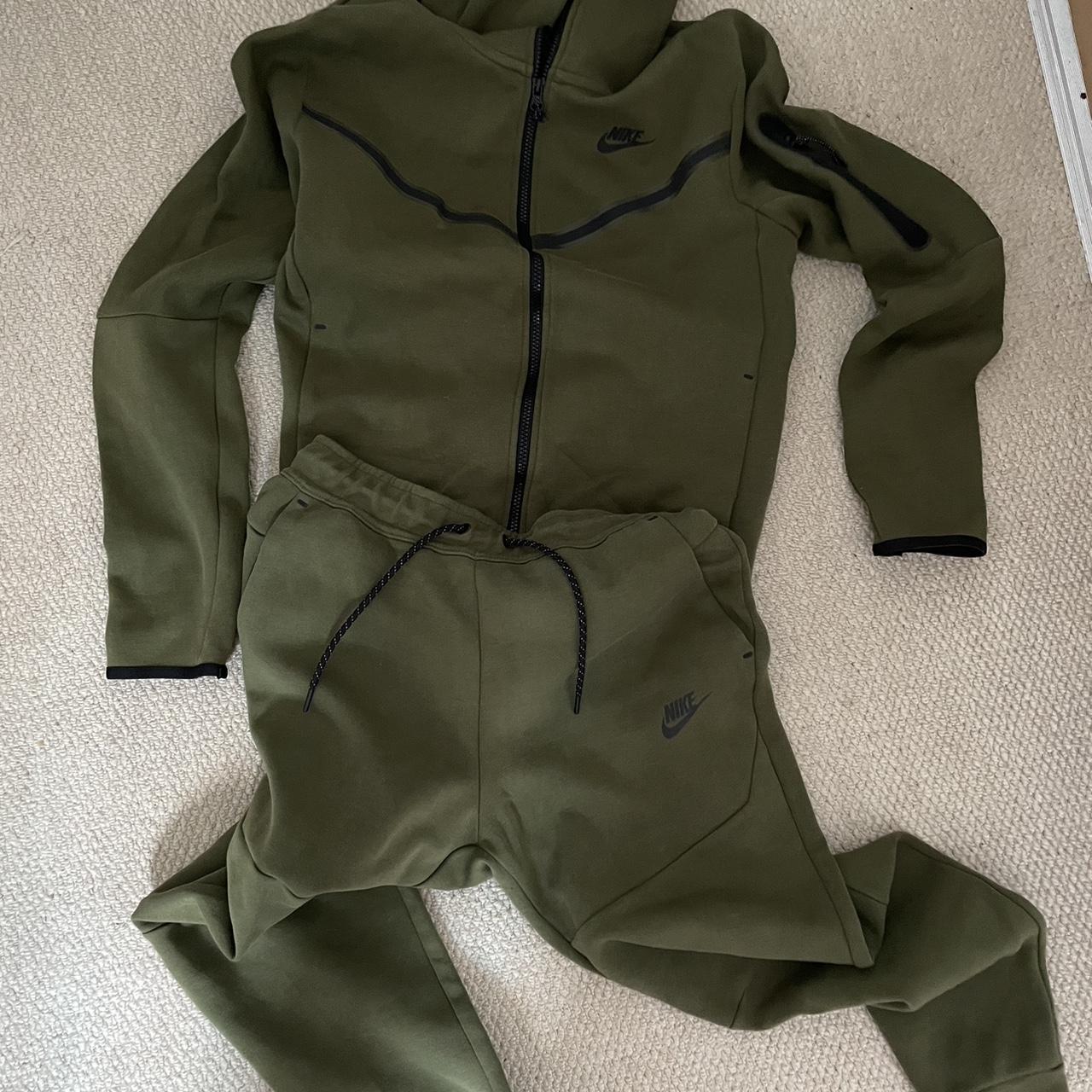 Nike tech fleece tracksuit been worn, but in Depop