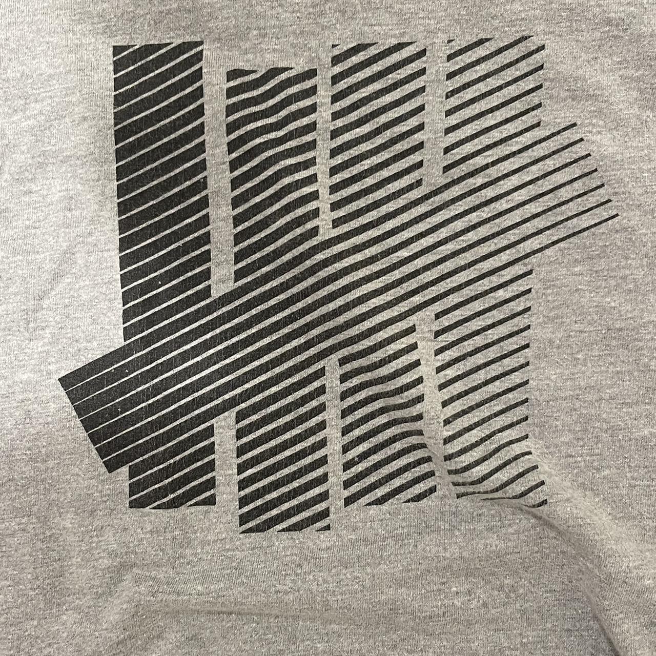 Undefeated Men's Grey and Black T-shirt (4)