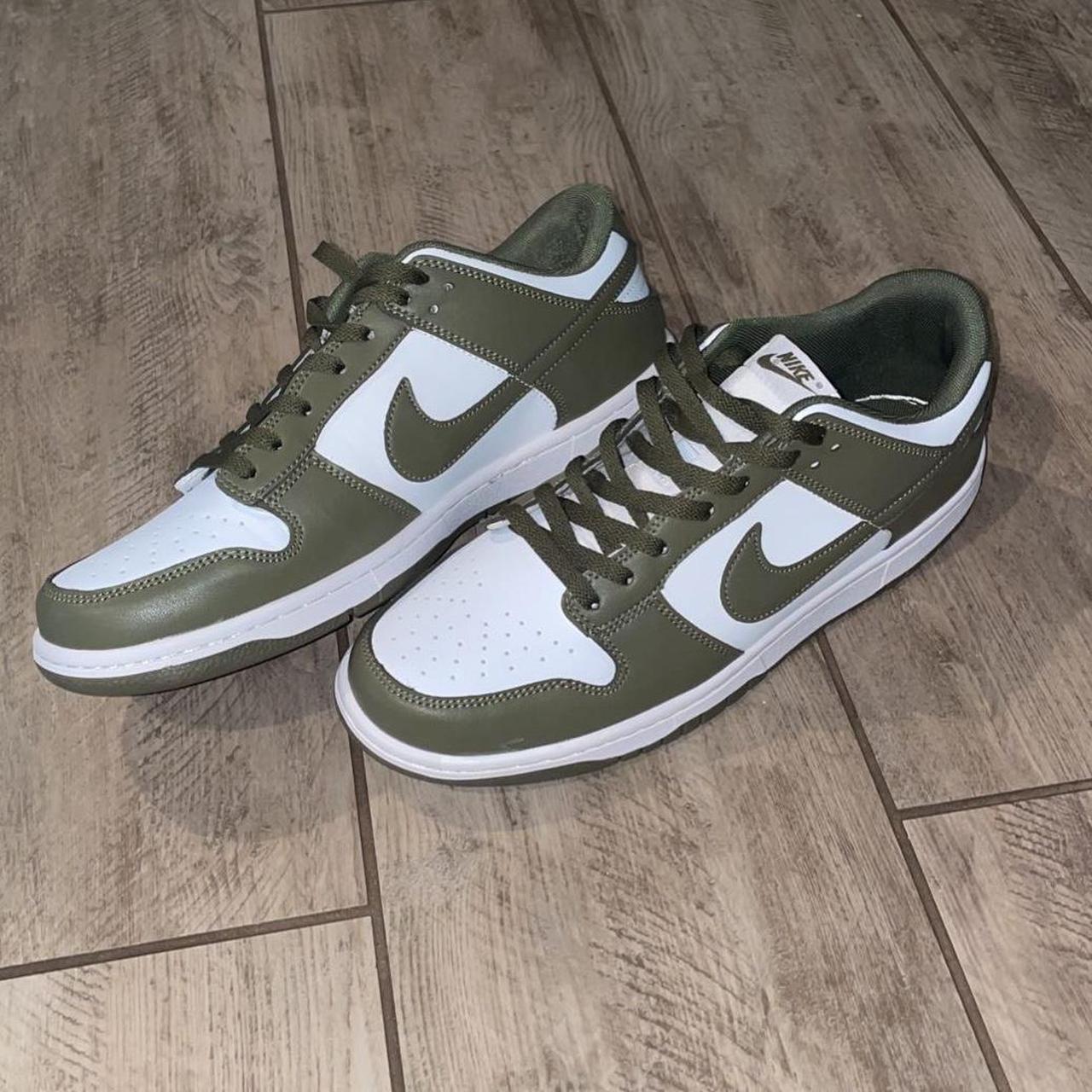 Nike Men's White and Green Trainers | Depop