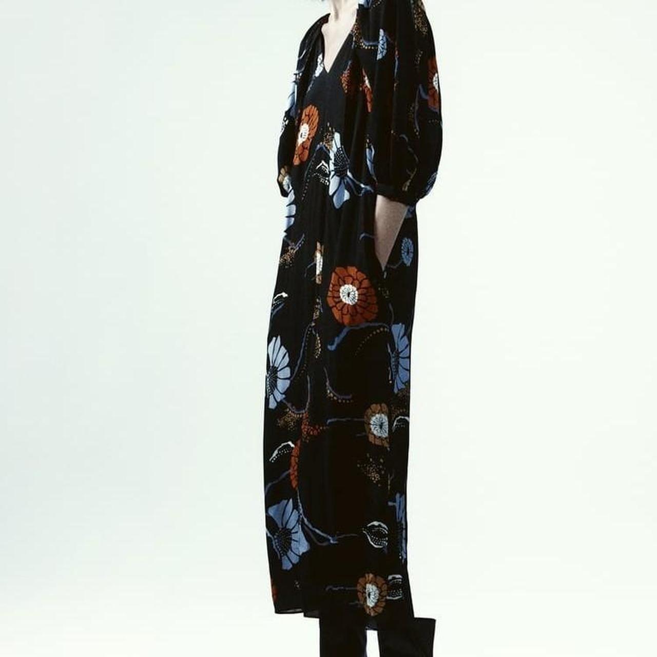 ZARA VOLUMINOUS PRINTED/ LIMITED EDITION🎀 Vneck... Depop