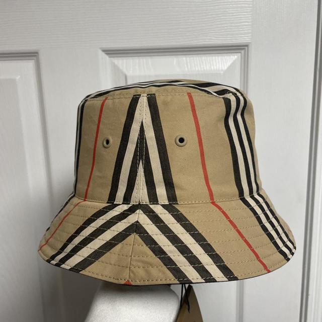 Black burberry-bucket-hat - Depop