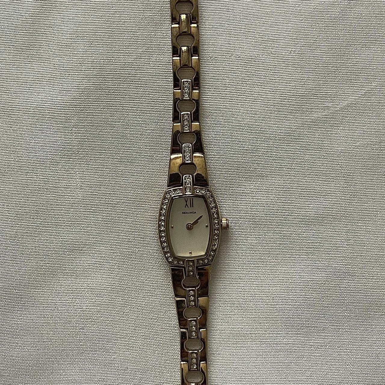 Watch with diamonds around face new arrivals