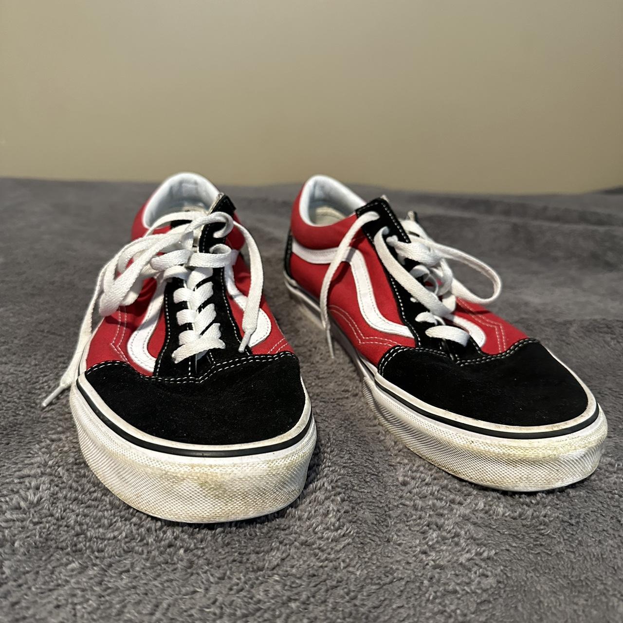 Black vans shop with red laces