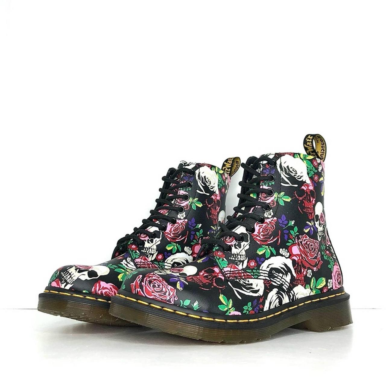 Skull on sale doc martens