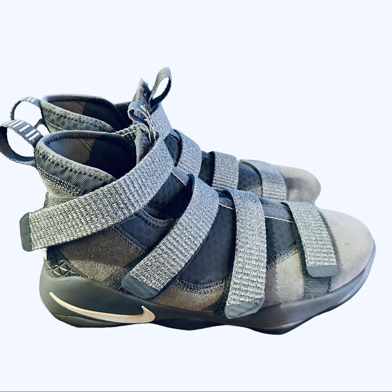 Lebron soldier on sale xi basketball shoe