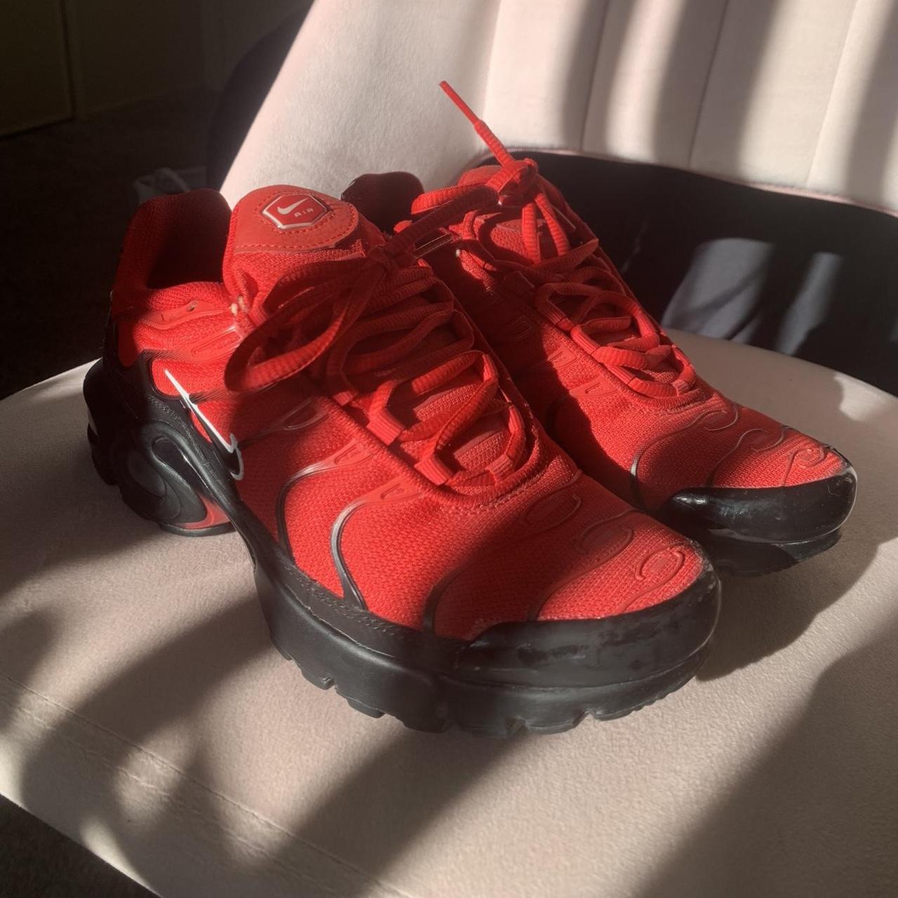 Nike air max plus hot sale university red and black