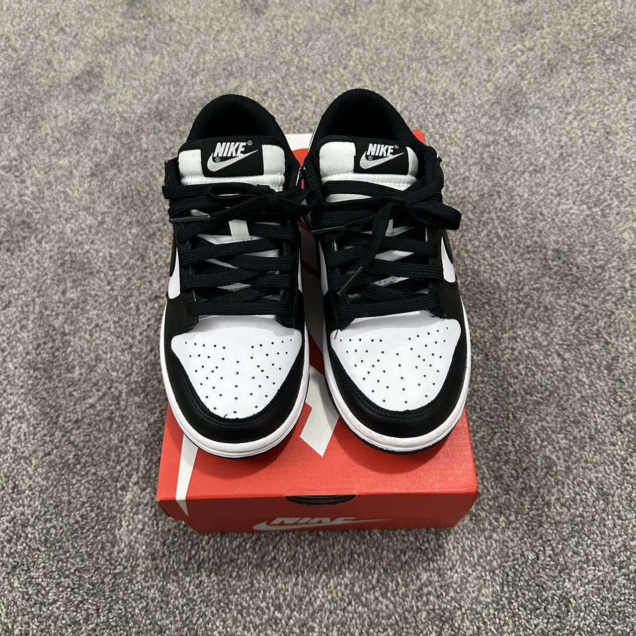 girls black and white nike sneakers